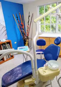 Sala de tratamiento dental con equipo moderno en Dentavida Clinic