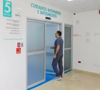 مدخل وحدة العناية المركزة في عيادة IPBMA Medicine Associates، المكسيك