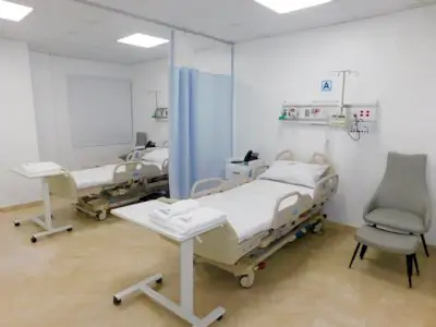 غرفة مرضى بسريرين في Dr. Luis González — IPBMA Medicine Associates