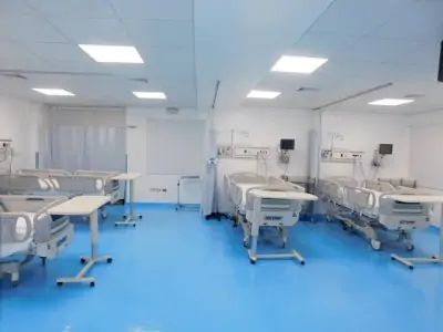 غرفة تعافي المرضى في عيادة Dr. Luis González — IPBMA Medicine Associates، أسرة حديثة