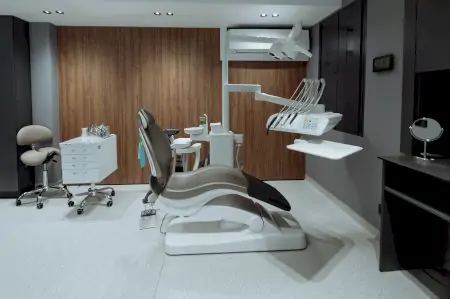 غرفة علاج أسنان حديثة في عيادة Medina Dental Clinic مزودة بمعدات متطورة