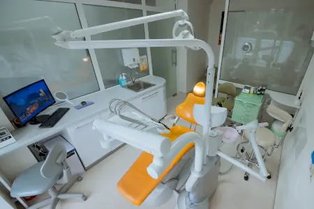 غرفة علاج أسنان بمعدات حديثة في عيادة Medina Dental Clinic