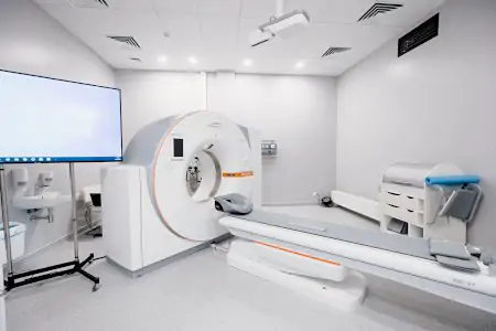 غرفة تصوير مقطعي بأجهزة سيمنز حديثة في عيادة Dobrobut Medical Network