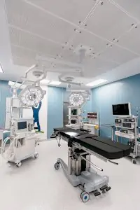 غرفة عمليات حديثة في Dobrobut Medical Network مزودة بمعدات جراحية متقدمة