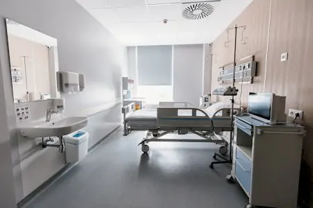غرفة مرضى بمعدات طبية حديثة في عيادة Dobrobut Medical Network