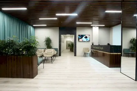 منطقة استقبال في Private Medical Plaza بمقاعد حديثة ونباتات خضراء