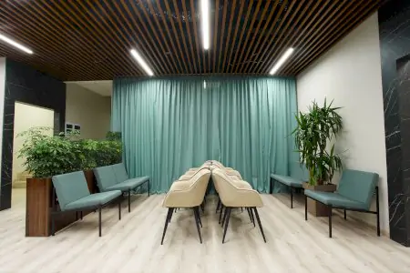 غرفة انتظار في Private Medical Plaza بمقاعد حديثة ونباتات داخلية