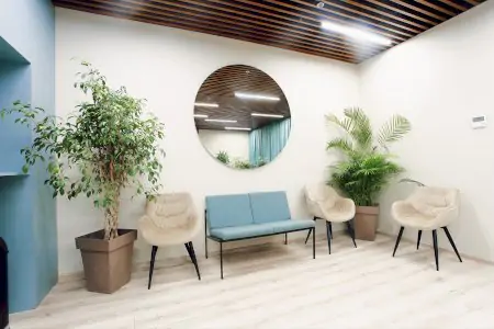 منطقة انتظار في Private Medical Plaza بكراسي حديثة ونباتات داخلية