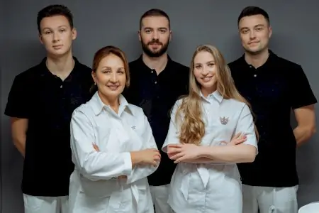 فريق أطباء وموظفي عيادة Medina Dental Clinic بزيهم المهني