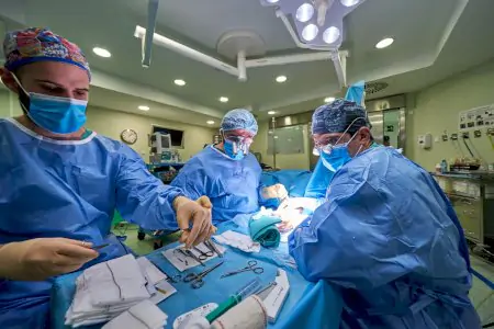 Equipo quirúrgico realizando operación en quirófano moderno en Hospital HM Monteprincipe