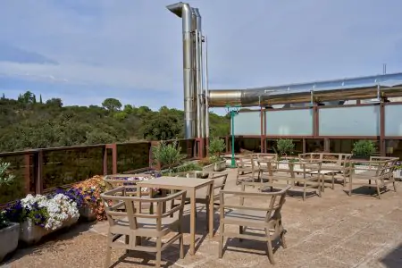 Terraza exterior con asientos en Hospital HM Monteprincipe, Madrid