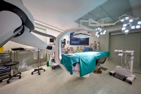 Quirófano avanzado en Hospital HM Monteprincipe, Madrid con equipo quirúrgico moderno