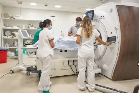 Sala de resonancia magnética en Hospital HM Puerta del Sur con personal y equipo avanzado