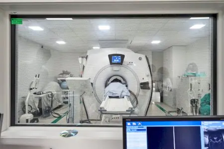 Sala de resonancia magnética en Hospital HM Puerta del Sur con equipo avanzado