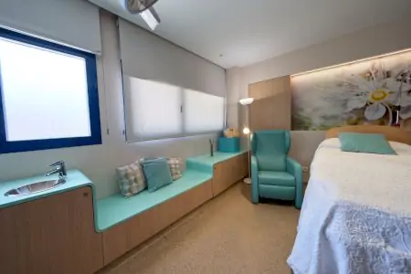 Habitación de paciente en Hospital HM Puerta del Sur, Madrid con mobiliario moderno