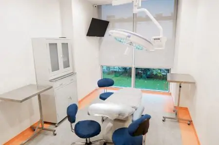 Sala de procedimientos en Madame Safiye Clinic con mesa quirúrgica e iluminación moderna