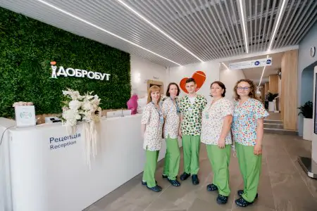 منطقة الاستقبال في عيادة Dobrobut Medical Network مع طاقم يرتدي الزي الرسمي، كييف