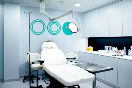 Quirófano moderno en Hospital Capilar con silla quirúrgica y equipo médico