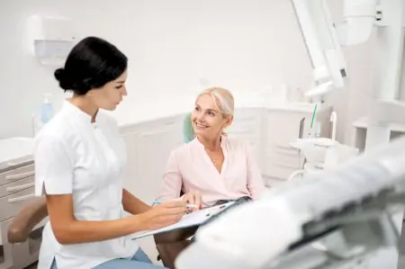 غرفة استشارة في عيادة Avanto Dental Clinic مع طبيب ومريض