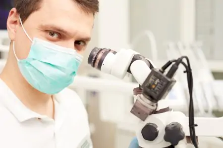 طبيب أسنان يستخدم مجهر الأسنان في عيادة Avanto Dental Clinic