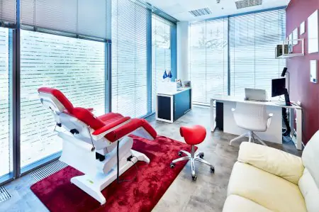 Sala de consulta en ABClinic Art & Beauty Praga con sillón médico moderno