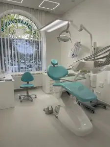 Sala de tratamiento dental moderna en My Cheeese Day Dental Clinic con equipo avanzado