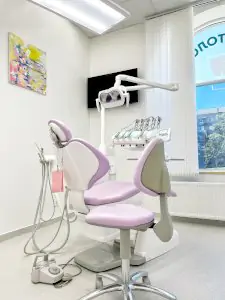 Sala de tratamiento dental moderna en My Cheeese Day Dental Clinic con equipo avanzado