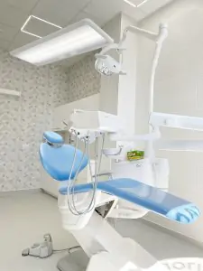 Sala de tratamiento dental moderna en My Cheeese Day Dental Clinic con equipo avanzado