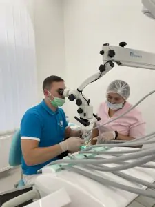 Dentistas realizando procedimiento dental con microscopio en My Cheeese Day Dental Clinic