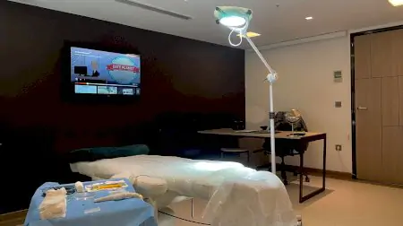 غرفة إجراء زراعة الشعر في عيادة Esteplanet مع معدات طبية