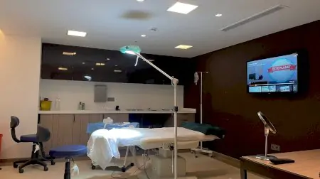 غرفة عمليات زراعة الشعر في عيادة Esteplanet، معدات وإضاءة حديثة