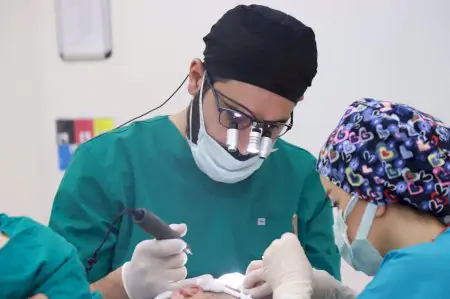 جراحة زراعة الشعر في عيادة Ahmet Ayık Hair Transplant، إسطنبول، فريق طبي يعمل
