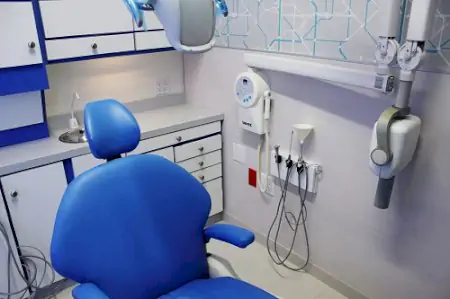 Sala de tratamiento dental con equipo moderno en Sani Dental Group Platinum