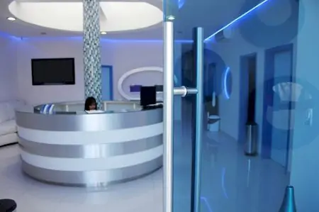 Recepción en Sani Dental Group Platinum con diseño moderno e iluminación azul