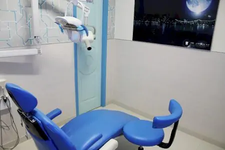 Sala de tratamiento dental con equipo moderno en Sani Dental Group Platinum