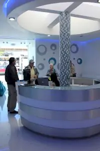 Área de recepción en Sani Dental Group Platinum con mostrador circular moderno