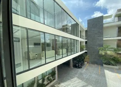 واجهة عيادة حديثة بزجاج في Sani Dental Group Playa del Carmen، المكسيك