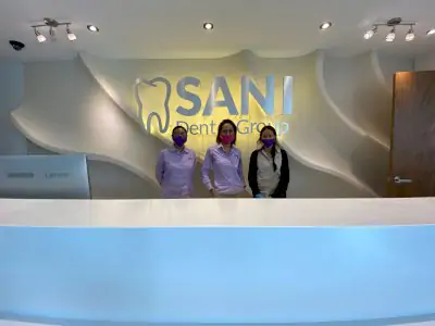 مكتب استقبال Sani Dental Group Playa del Carmen مع طاقم في عيادة حديثة