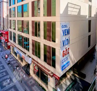 Fachada de Veni Vidi Eye Clinics en Bakirkoy, Estambul, centro oftalmológico moderno