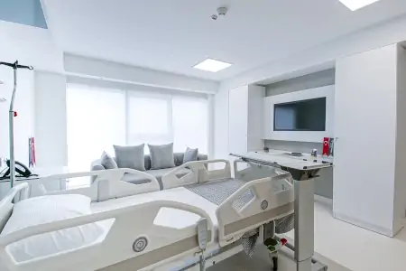 غرفة مريض في مستشفى Medistanbul بسرير حديث وتلفزيون في اسطنبول، تركيا