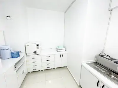 غرفة تعقيم مع معدات طب الأسنان في عيادة NGY Med Dental Clinic