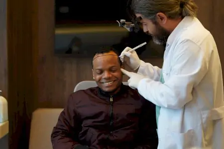 استشارة زراعة الشعر في عيادة Hairport مع رسم الطبيب لخط الشعر