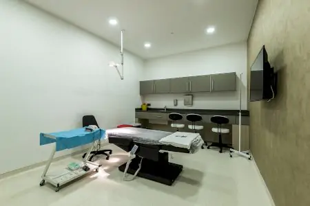 غرفة علاج حديثة مع معدات طبية في عيادة HWT