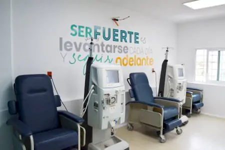 غرفة علاج غسيل الكلى في عيادة Renium Hemodialysis Clinic بكراسي حديثة