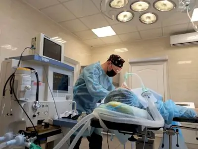 غرفة عمليات في عيادة Coollaser مع معدات التخدير والفريق الطبي