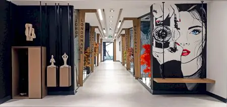 ممر حديث في مركز Dentalays Dental Center بديكور فني وتصميم مستوحى من المدن