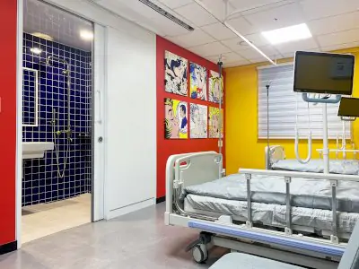 Habitación de pacientes en Nanoori Hospital Seúl con camas modernas y decoración colorida