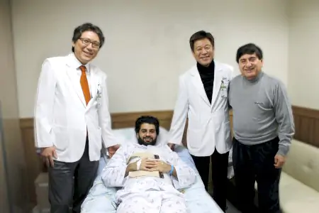 Sala de recuperación de pacientes en Nanoori Hospital con médicos y visitante