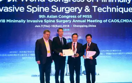 Doctores de Nanoori Hospital reciben premio de cirugía de columna en congreso médico en China