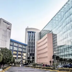 Fachada moderna del Hospital Angeles Lomas en México